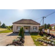 Faluház és Könyvtár